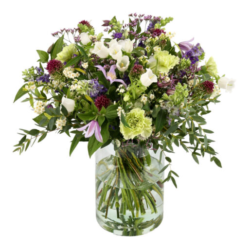 Buketter med "Det gode haveliv" kan indeholde en blanding af blomster, der minder om havens frodighed og glæde.