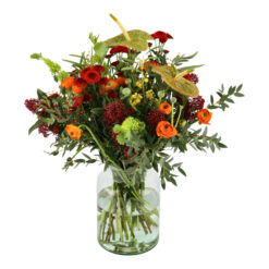 Karen Blixen var en sand blomsterelsker. De varme farvekombinationer og ekstravagante valg af blomster, grene og frugter m.m. kunne afspejles i hendes blomsterkunst.
