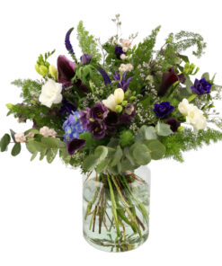 Den Stilfuld Ynde og Elegant buket er et kunstværk i sig selv, en sammensætning af blomster, der udstråler en charmerende og sofistikeret skønhed.