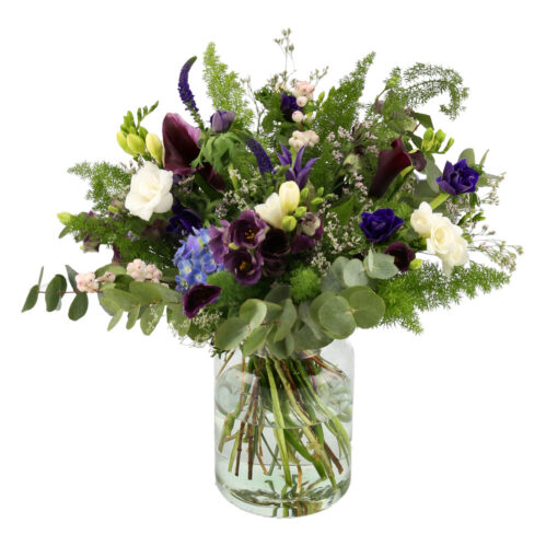 Den Stilfuld Ynde og Elegant buket er et kunstværk i sig selv, en sammensætning af blomster, der udstråler en charmerende og sofistikeret skønhed.