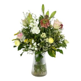 Denne høje buket er som et fyrværkeri af sommerens rigdom og bringer haven indendørs med et imponerende og stilfuldt nærvær.