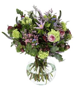 I sommerfryd buket, kombinationen af vilde blomster og eksotiske elementer tilføjer et strejf af eventyr og spænding.