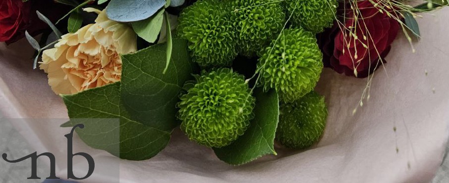 Håndbundet buket blomster til Mors Dag leveret af NetBuket