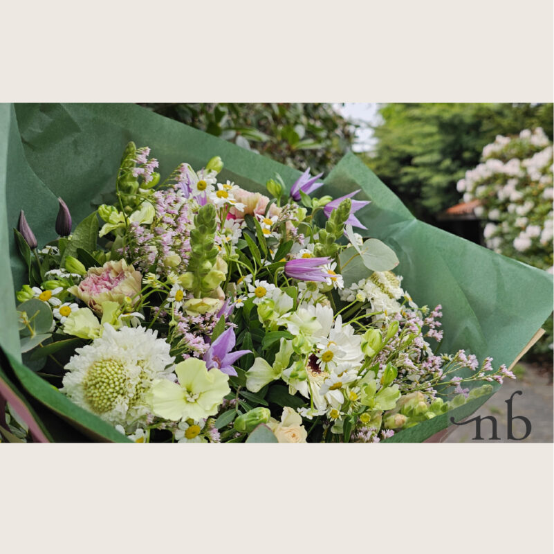Elegant buket med sæsonens blomster klar til levering i Frederiksberg