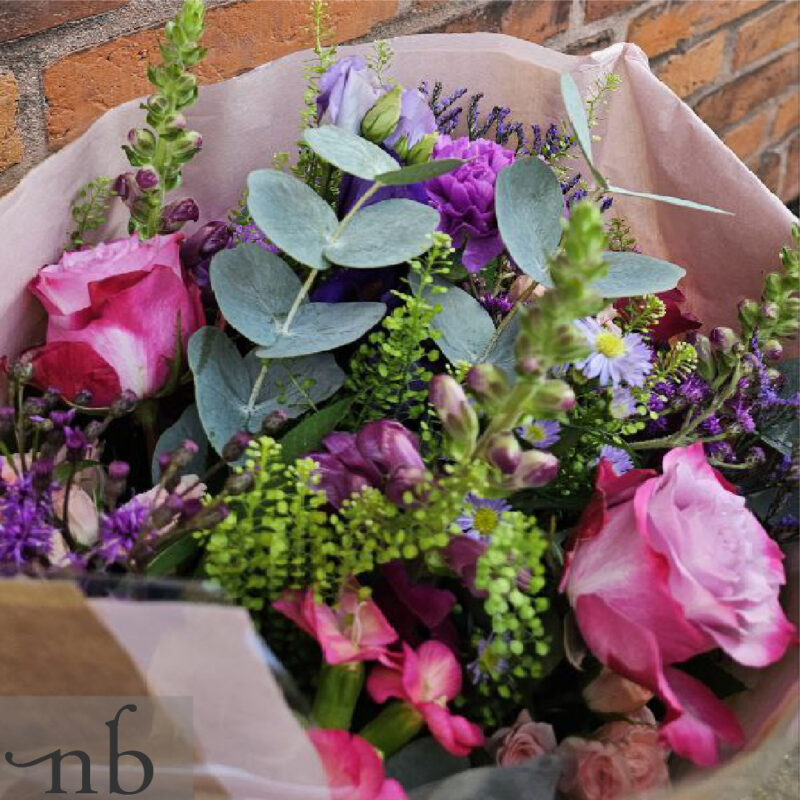 Håndbundet buket klar til blomsterudbringning i Brønshøj – frisk, farverig og personlig levering til døren.