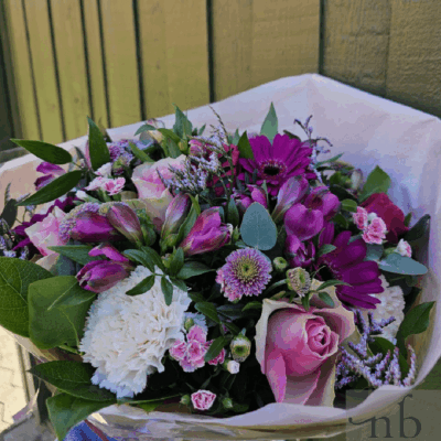 Udbringning af friske blomster i Frederiksberg med håndbundne buketter og personlig service