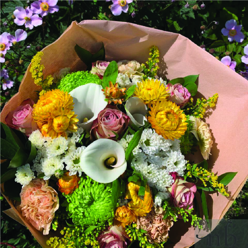 Farverig buket med friske blomster leveret af lokal blomsterhandler i Brønshøj.