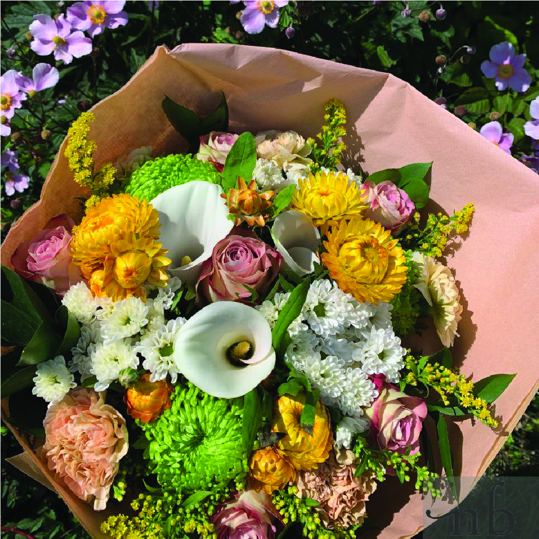 Farverig buket med friske blomster leveret af lokal blomsterhandler i Brønshøj.
