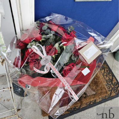 Frisk buket med kort og Mors Dag-hilsen klar til levering med Netbuket