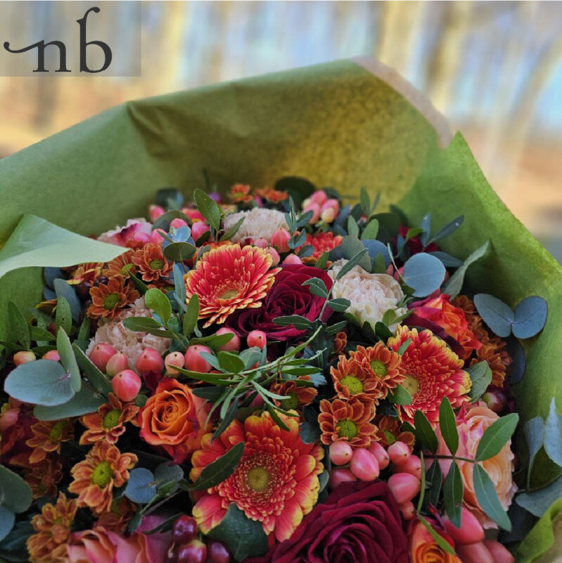 Smuk håndbundet buket med friske blomster leveret i Frederiksberg