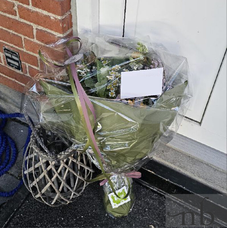 Håndbundet buket med sæsonens blomster leveret i 3450 Allerød med personlig hilsen.