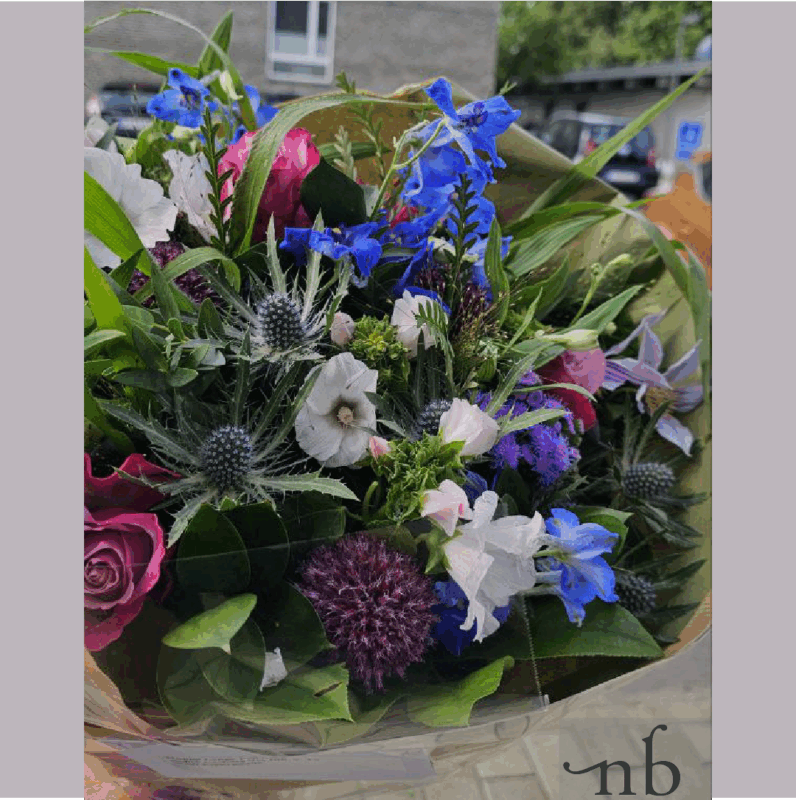 Farverig buket med friske blomster bundet af lokal florist i Birkerød, klar til levering i 3460 Birkerød.