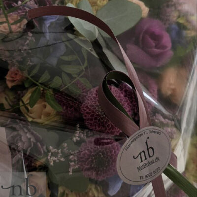 Håndbundet buket med friske blomster fra lokale florister i Allerød 3450, klar til hurtig og bæredygtig levering.