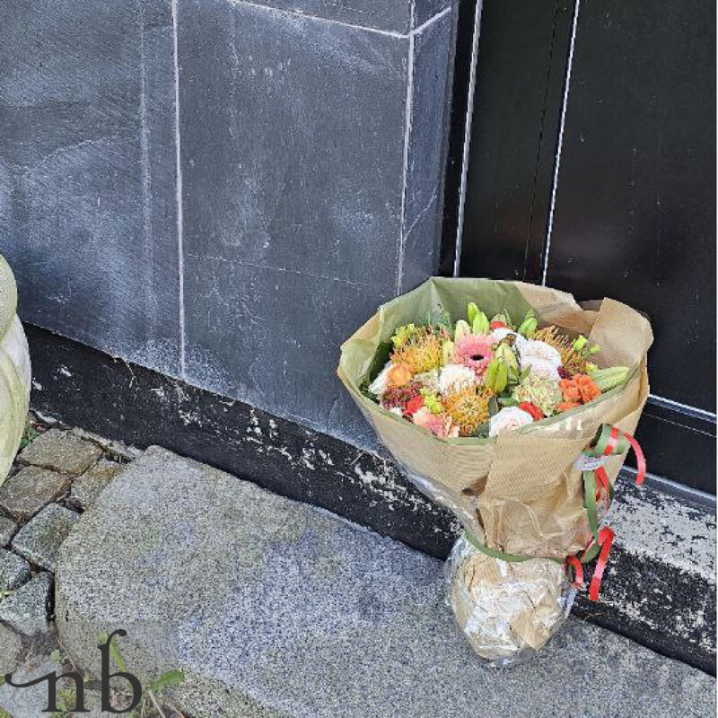 Frisk buket med sæsonblomster bundet af lokal florist i Birkerød, leveret med kærlighed og omtanke.