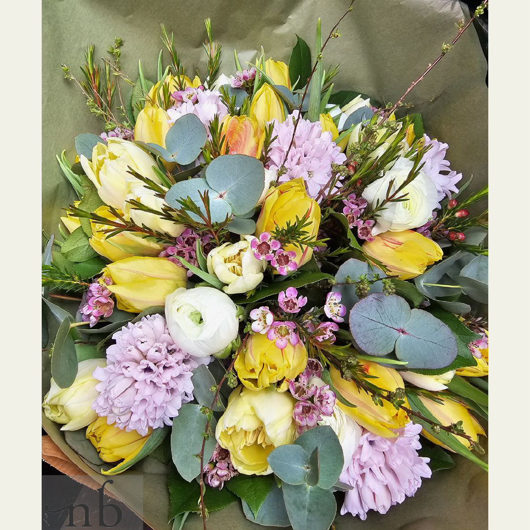 Frisk buket med lokale blomster leveret i Brønshøj med kærlig håndbundet stil