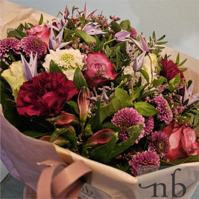 Håndbundet buket med sæsonens friske blomster leveret i Hellerup 2900 af lokale florister.