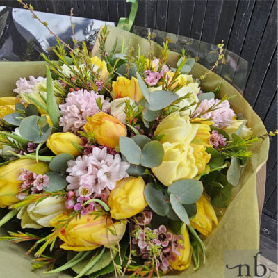 Håndbundet buket fra lokal florist klar til blomster bestilling i Allerød 3450, leveret med personlig hilsen.