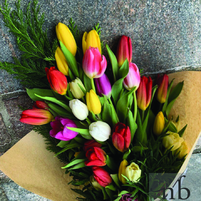 Håndbundet buket fra lokal blomster butik Allerød i 3450, klar til levering med bæredygtig indpakning.