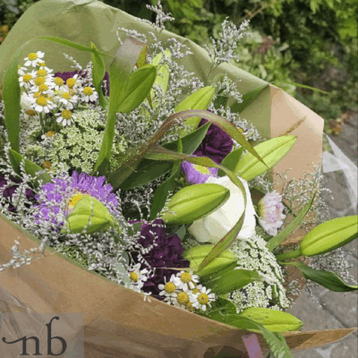 Smuk buket med sæsonens blomster bundet af lokal blomsterhandler i Brønshøj, klar til levering.