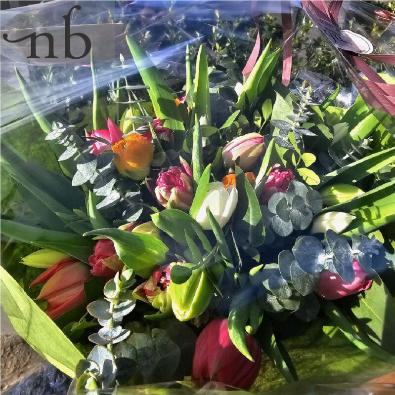 Håndbundet buket fra blomster butik Hellerup i 2900 med sæsonens blomster, klar til hurtig levering.