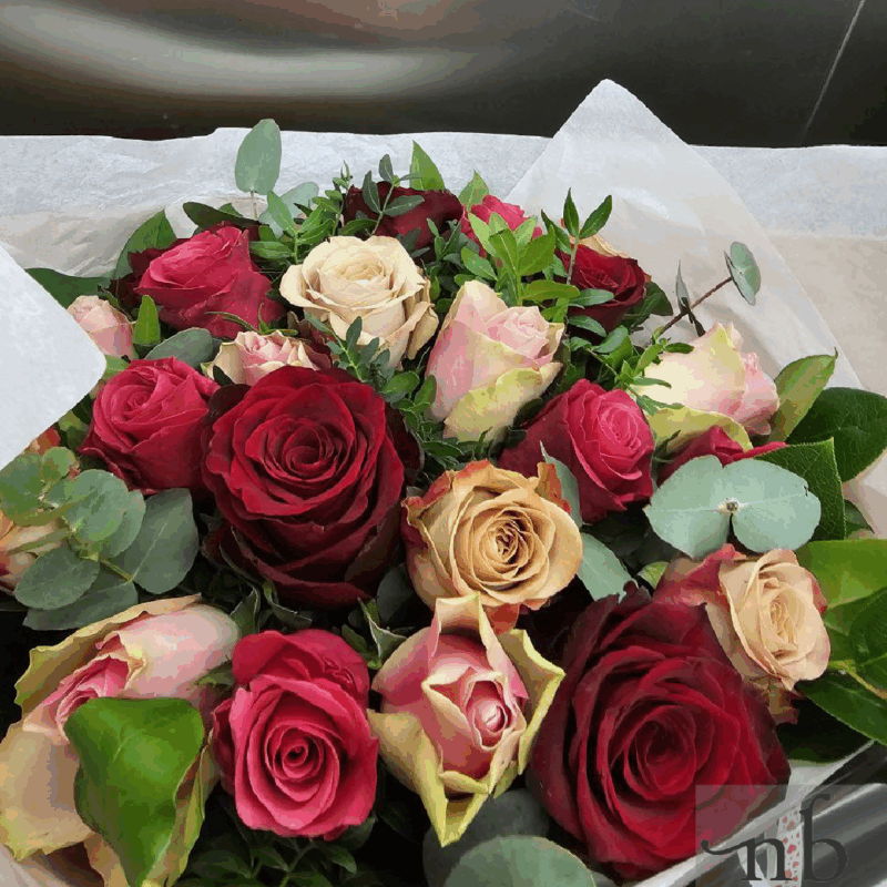 Håndbundet buket med friske blomster klar til levering i 2700 Brønshøj