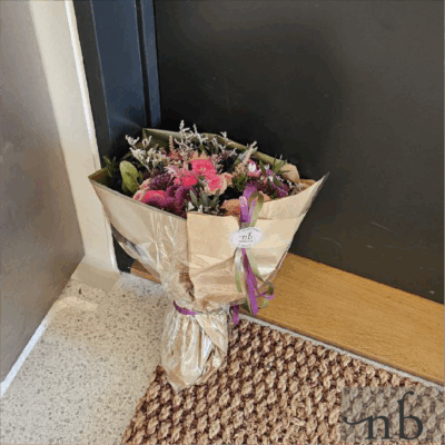 Håndbundet buket klar til blomster levering Hellerup i 2900, leveret med personlig hilsen og bæredygtig emballage.