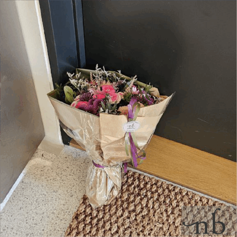 Håndbundet buket klar til blomster levering Hellerup i 2900, leveret med personlig hilsen og bæredygtig emballage.