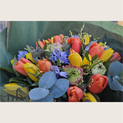 Frisk håndbundet buket klar til blomsterudbringning i 3450 Allerød med personlig hilsen.