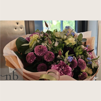 Frisk buket med sæsonblomster leveret i Birkerød med personlig hilsen og kærlig indpakning.