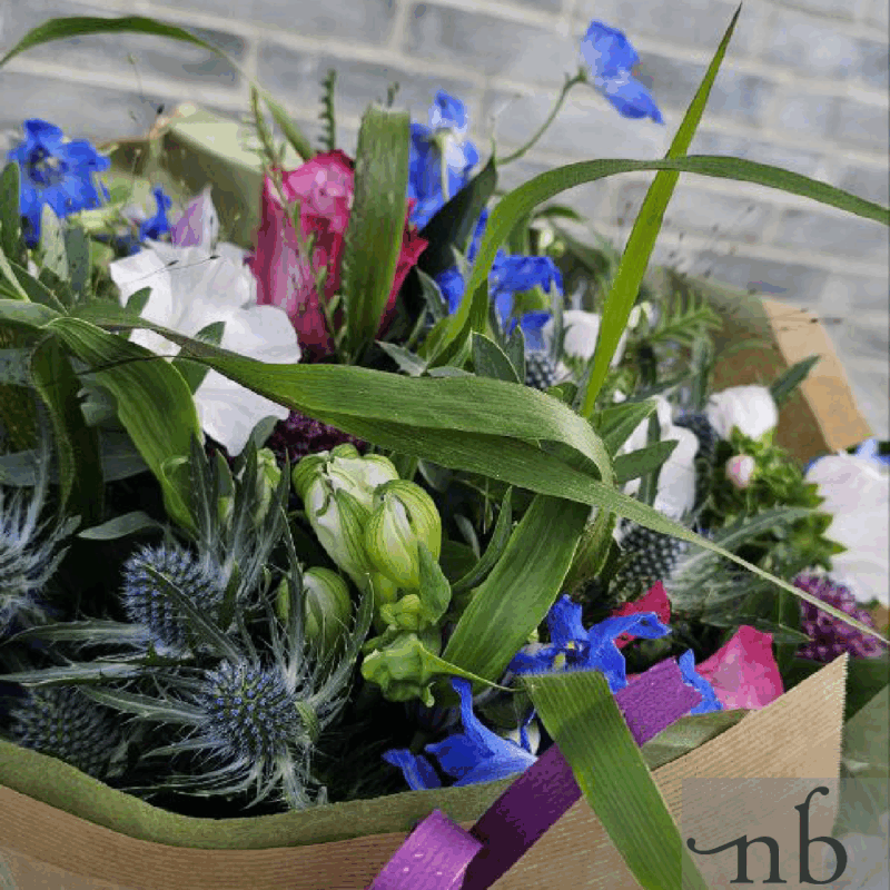 Håndbundet buket leveret med blomster udbringning Hellerup i 2900 – friske blomster fra lokale florister.