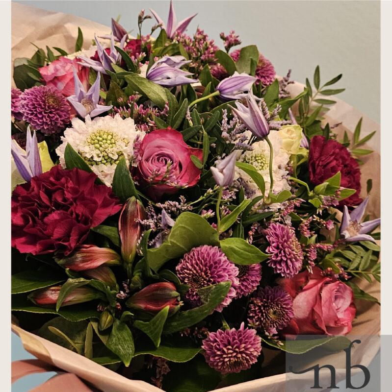 Håndbundet buket med sæsonens blomster fra blomsterudbringning Hvidovre leveret i 2650 med personlig hilsen.