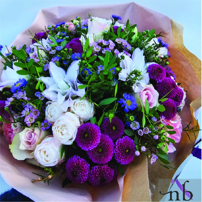 Håndbundne buketter med farverige blomster fra lokal blomsterhandler i Allerød, klar til levering.