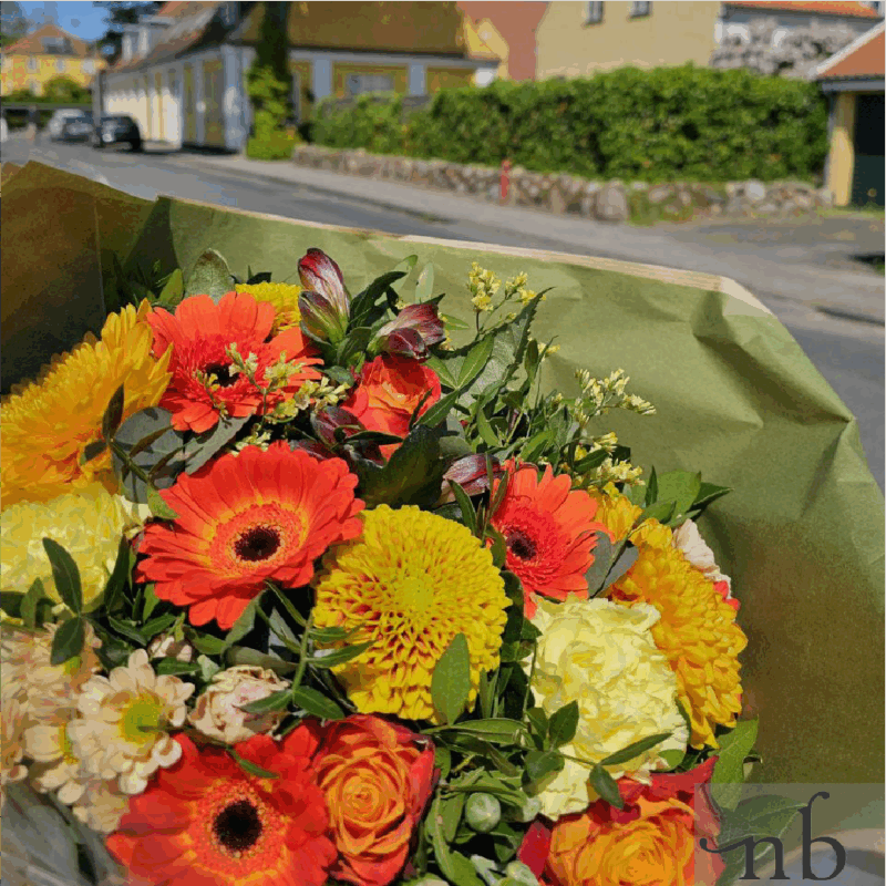 Håndbundet buket med sæsonens blomster fra blomsterhandler i Birkerød, klar til levering.