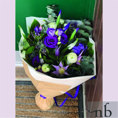 Håndbundet buket leveret af blomsterhandler Hellerup i 2900 – friske blomster bundet af lokale florister.