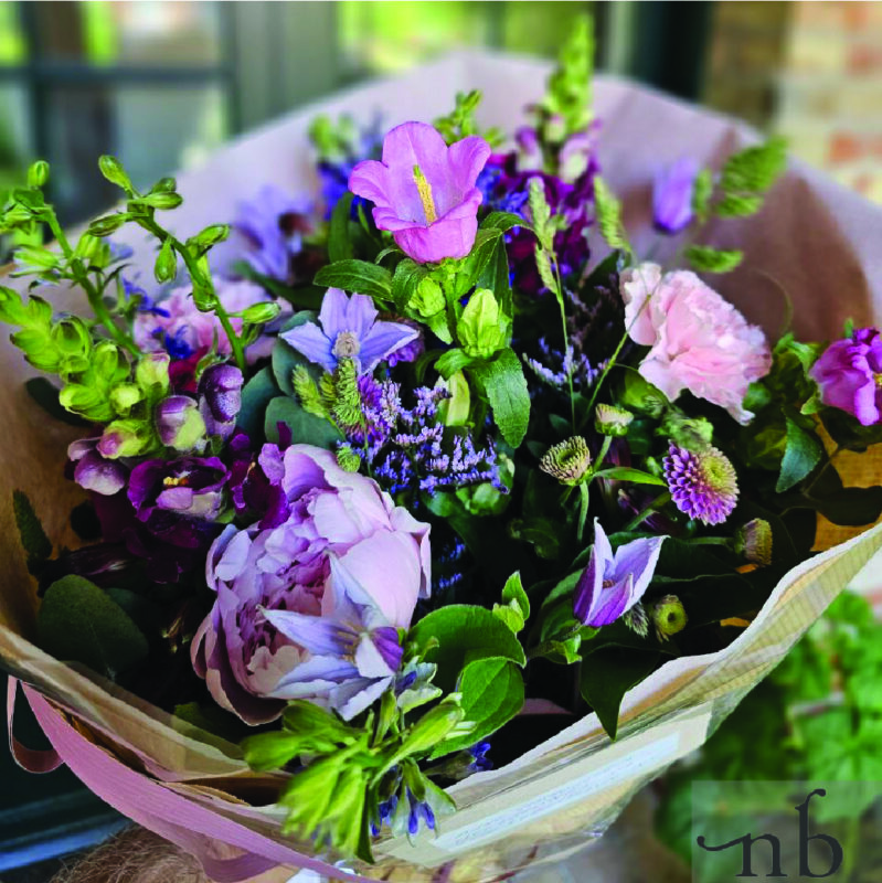 Håndbundet buket med friske blomster leveret af blomsterhandler Hvidovre i 2650 med personlig hilsen.
