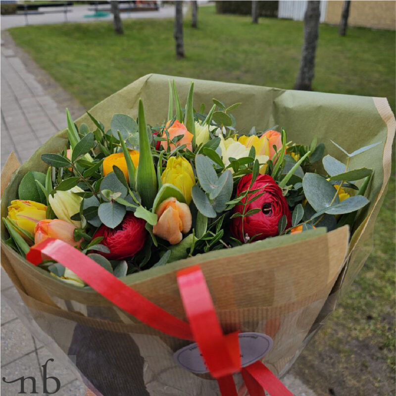 Farverig buket med sæsonens friske blomster leveret i Brønshøj med kærlig håndbundet stil