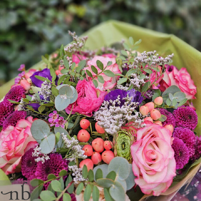 Håndbundet buket med sæsonens friske blomster, leveret i 2900 Hellerup af lokale florister.
