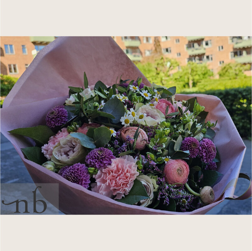 Håndbundet buket med sæsonens farverige blomster leveret i Farum 3520 af lokale florister.
