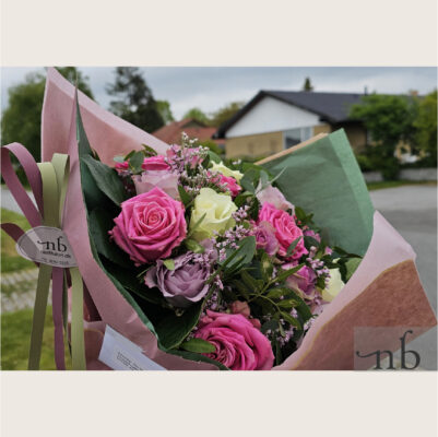 Smuk håndbundet buket leveret i Hvidovre 2650, bundet af lokale florister med sæsonens friskeste blomster.