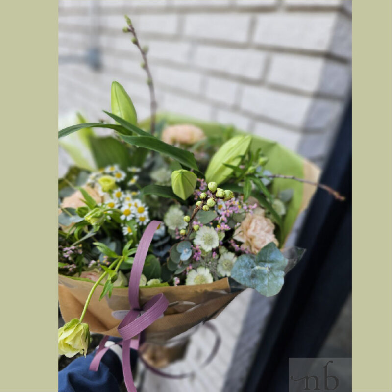 Farverig håndbundet buket leveret direkte i Valby 2500, bundet af lokale florister og indpakket med omtanke.