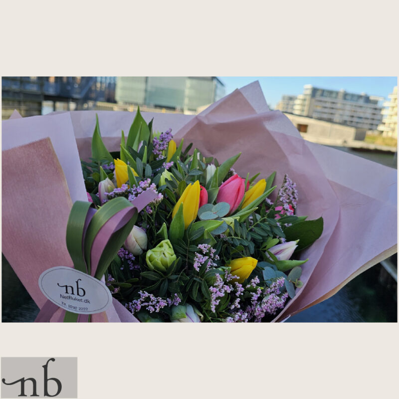 Farverig håndbundet buket med sæsonens blomster leveret i Charlottenlund 2920 af lokale florister.