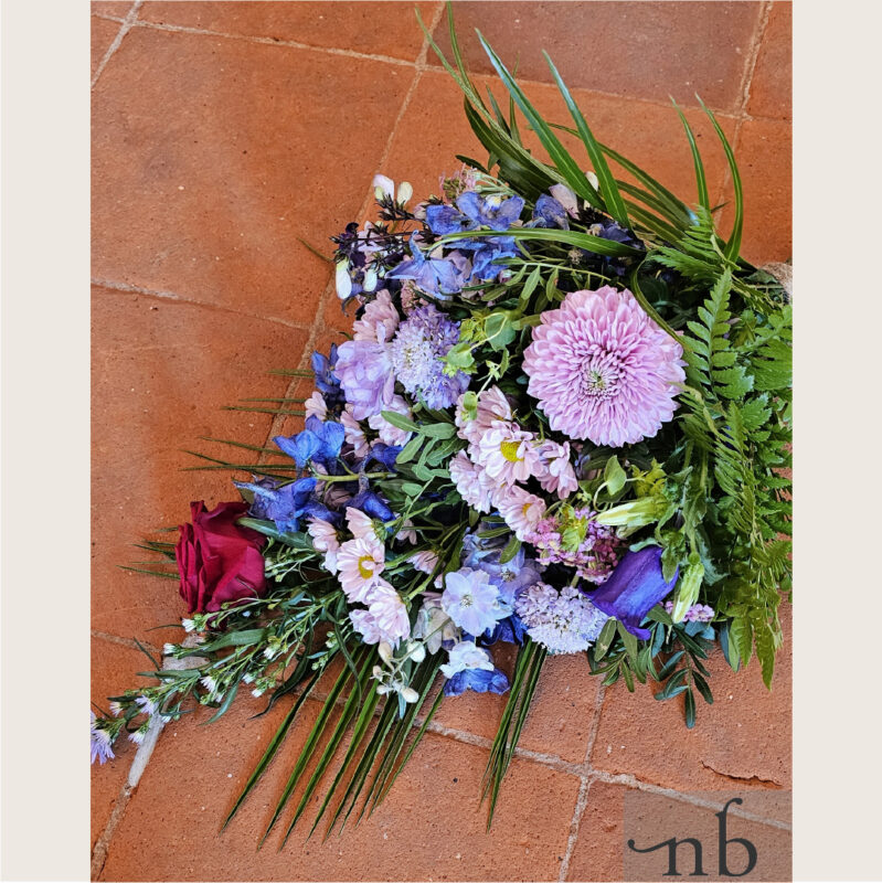 Håndbundet buket med sæsonens blomster i lyserøde og hvide nuancer, klar til levering i Farum 3520 af lokale florister.