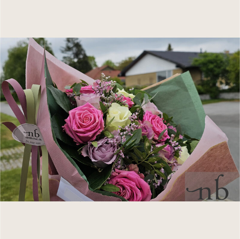 Lokalt håndbundet buket med sæsonens blomster leveret i Farum 3520 af lokale florister.