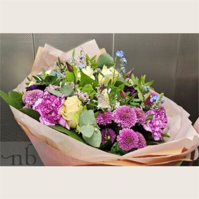 Håndbundet buket med sæsonens friske blomster leveret i 2650 Hvidovre af lokale florister.
