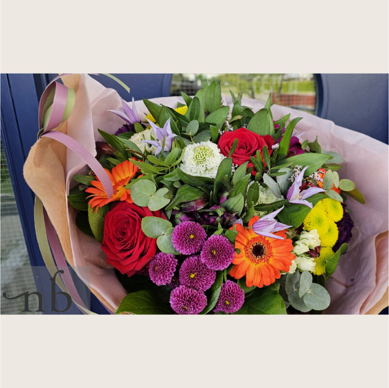Håndbundet buket med sæsonens blomster fra Valby, leveret sikkert med bæredygtig emballage.