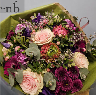 Håndbundet buket leveret via blomster bestilling Hvidovre, med sæsonens friske blomster fra lokale florister i 2650.