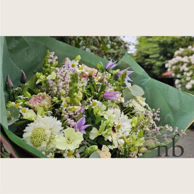 Smuk håndbundet buket fra blomster butik Farum, leveret i postnummer 3520 med komposterbar emballage.