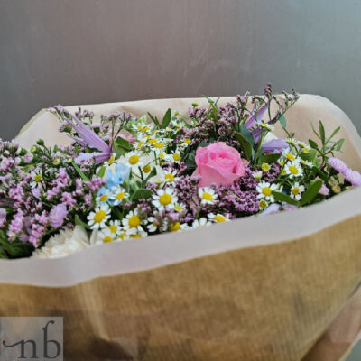 Håndbundet buket med sæsonens blomster fra lokal blomster butik Hvidovre (2650), klar til levering med personlig hilsen.