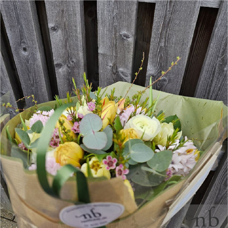 Friske blomster fra online blomster butik i Valby, smukt indpakket og klar til levering i postnummer 2500.