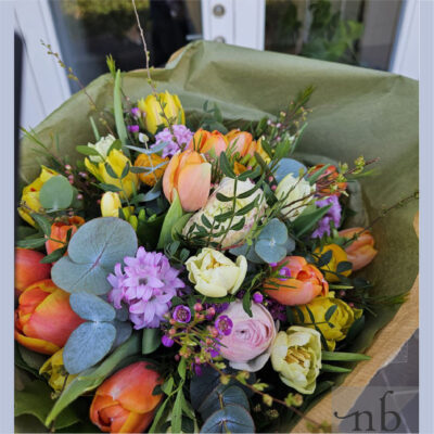 Håndbundet buket med sæsonens blomster leveret i Farum 3520 af lokale florister.